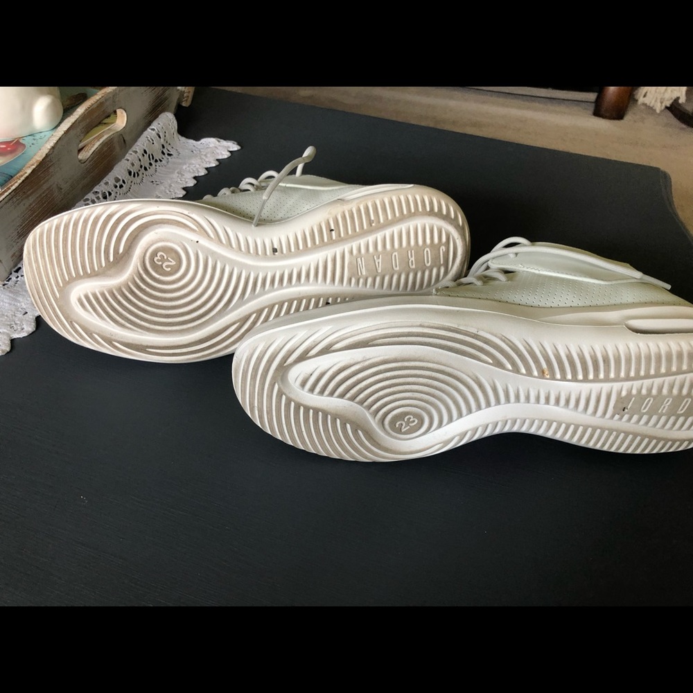 Jordan - First Class - Picture 4 of 8